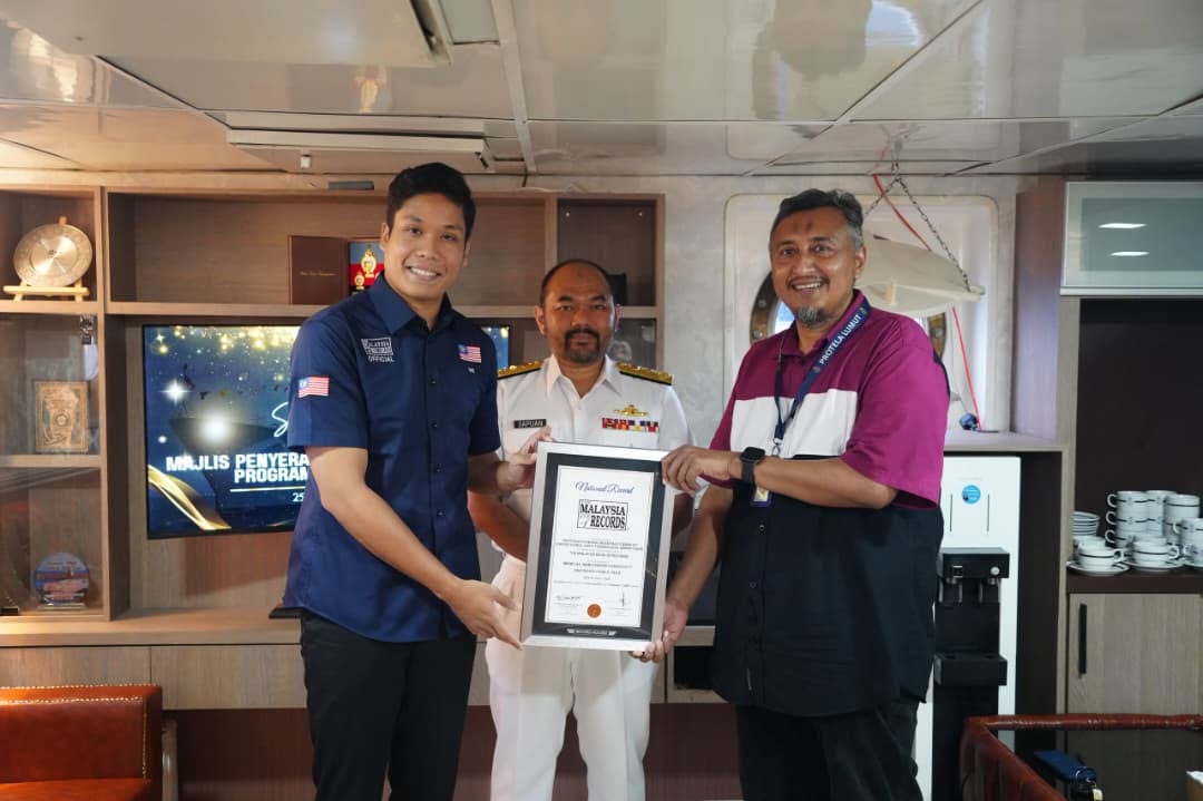 Penyerahan sijil Malaysia Book of Records di atas KD Mahawangsa