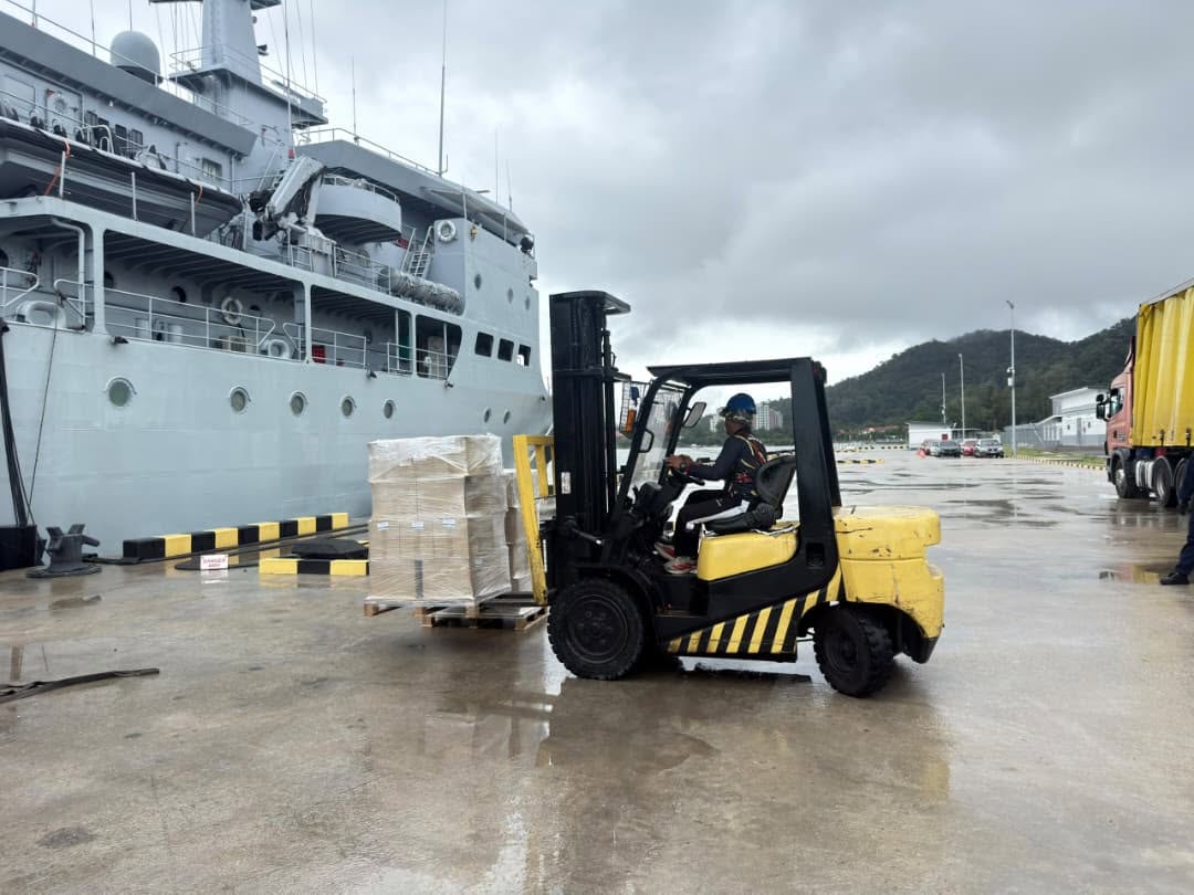 Kotak naskhah Al-Quran dimuatkan dari lori menggunakan forklift